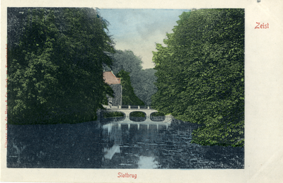 15925 Gezicht op de vijver in het park van Slot Zeist te Zeist uit het zuidoosten; met op de achtergrond de toegangsbrug.